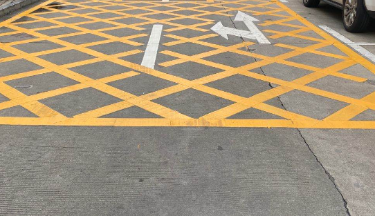 創(chuàng)意設(shè)計(jì)，優(yōu)雅彩繪，蘇州小區(qū)地面劃線方案讓生活更加便捷和美好