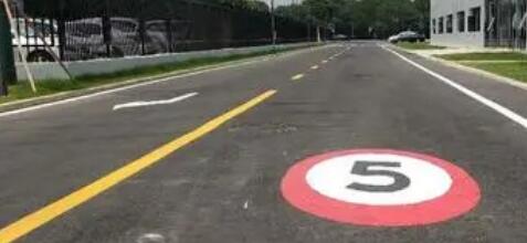 選擇飛揚市政，讓您的廠區(qū)路面劃線更加專業(yè)、耐用、美觀